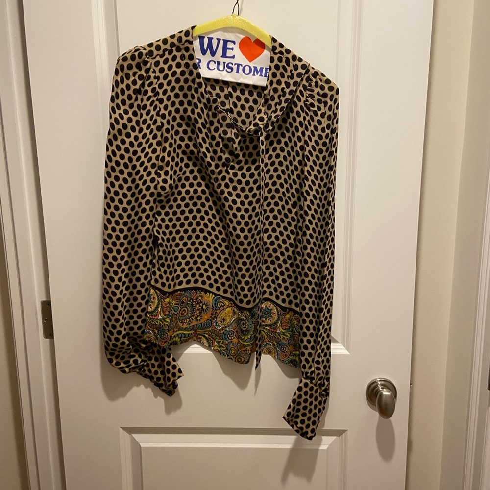 Pippa 100% silk blouse. Side zipper.